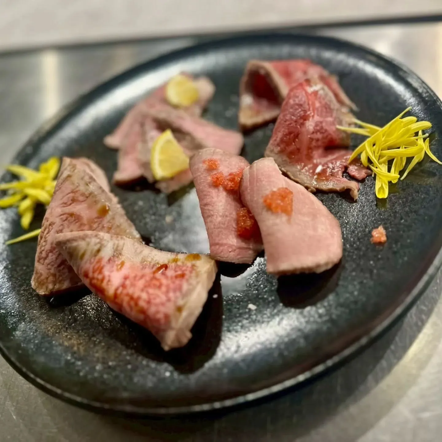 黒毛和牛刺し 盛り合わせ|¥2,000|常時提供